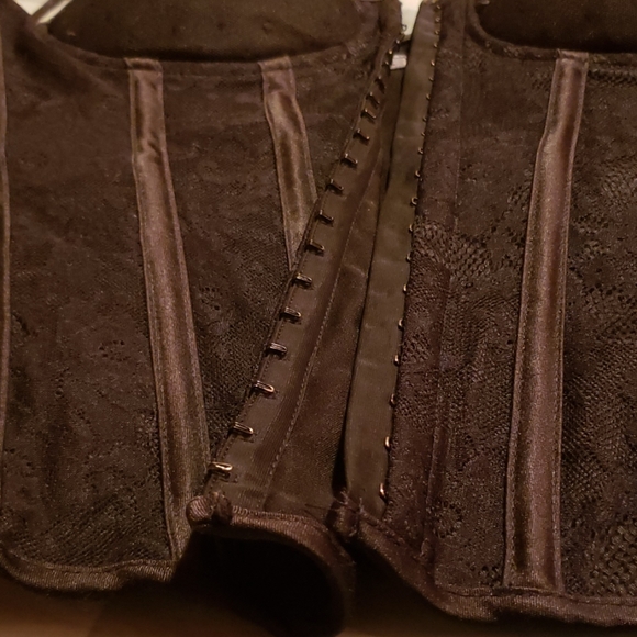 Corset - Picture 2 of 6